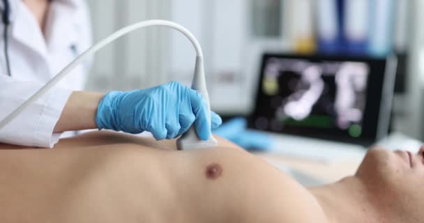 Médico que diagnostica el trabajo masculino del paciente del corazón en el equipo de ultrasonido en hospital - Imágenes, Vídeo