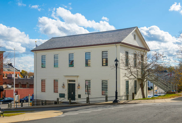 Plymouth tarihi adliyesi 1749 yılında ABD 'nin Massachusetts MA eyaletinin tarihi Plymouth kasabasının merkezinde inşa edilmiştir..  - Fotoğraf, Görsel