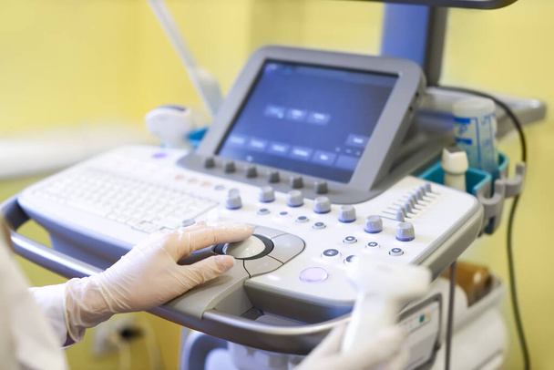 Doctor using ultrasound machine in clinic - Foto, Imagen