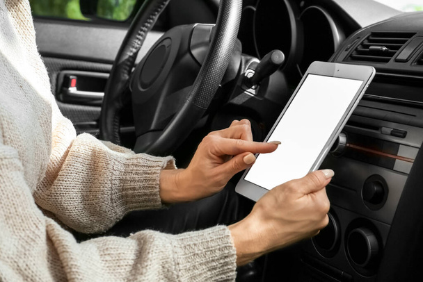 Navigasyon için tablet bilgisayar kullanan kadın sürücü - Fotoğraf, Görsel