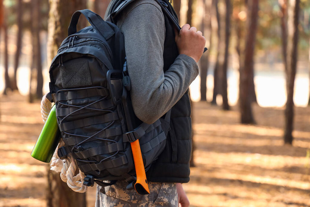 Turista masculino con mochila en bosque - Foto, imagen