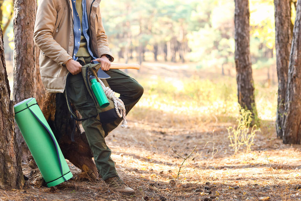Touriste masculin avec sac à dos et kit de survie en forêt - Photo, image