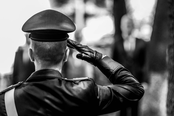 Flache Schärfentiefe (selektiver Fokus) Details mit einem italienischen Polizisten in zeremonieller Uniform, der grüßt. - Foto, Bild
