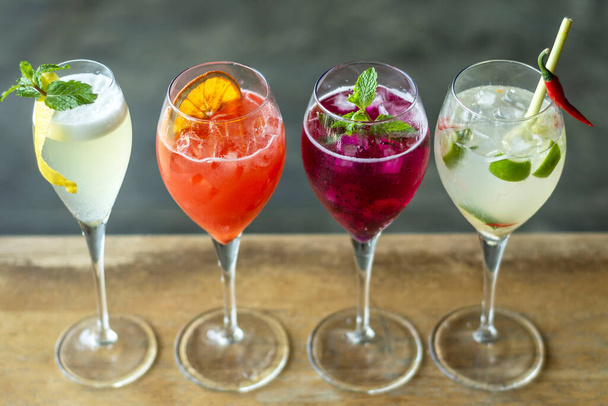 selección de cócteles de vino spritzer mezclado con fruta en la mesa de bar al aire libre - Foto, Imagen