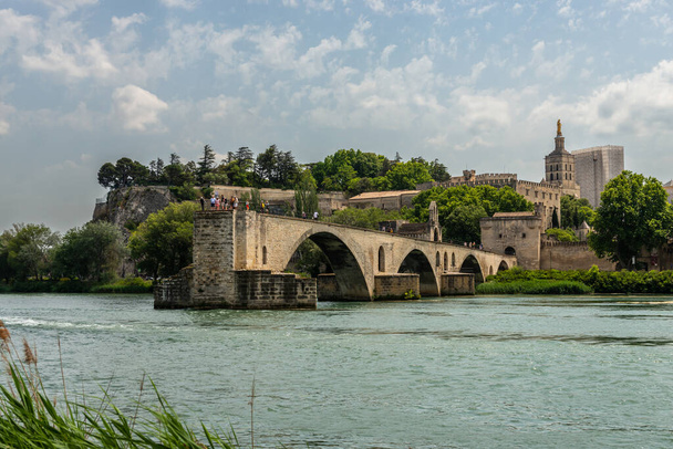 Мост Святого Бенезе через реку Рона, в Воклюзе, в Провансе, Франция - Фото, изображение