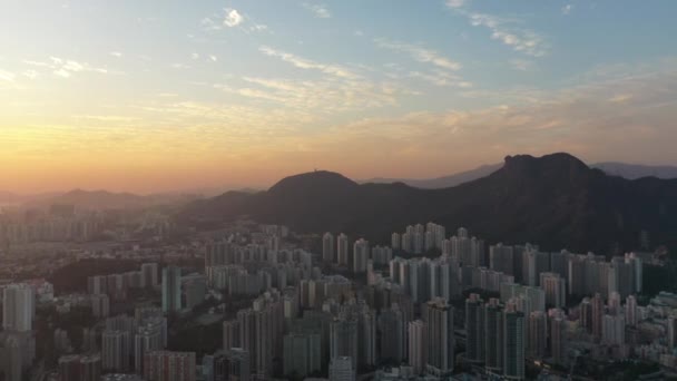 8 gru 2019 Widok na środek kowloon od kai tak, hk - Materiał filmowy, wideo
