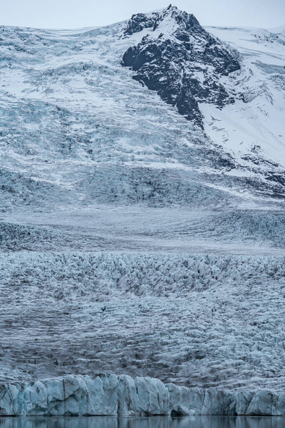 Glaciar masivo cubriendo toda la montaña, tiro largo - Foto, Imagen