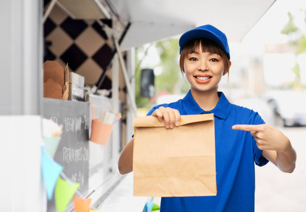 delivery woman with takeaway food in paper bag - Foto, Imagen