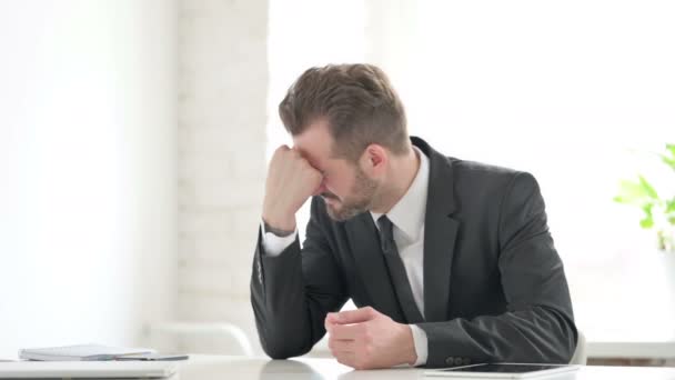 Joven Empresario Sentirse estresado mientras está sentado en la oficina  - Metraje, vídeo