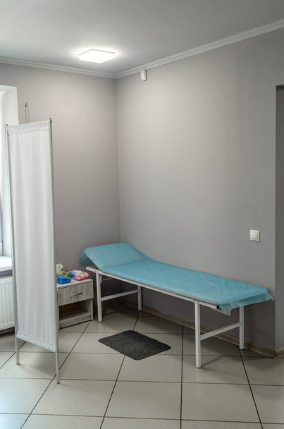 Modern room in clinic for examination and treatment of patients. Medical couch. - Foto, Imagem