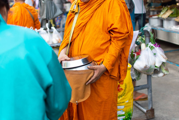 Бангкок, Таїланд - 24 жовтня 2016: Непізнаний тайський монах просить милостиню вранці, щоб буддійці заслужили за те, щоб запропонувати їжу ченцям і отримати благословення від ченців. - Фото, зображення