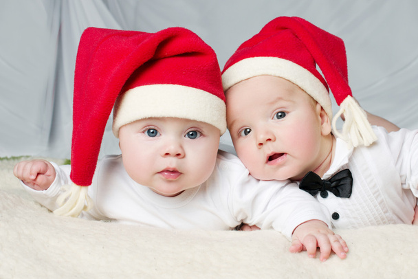 cute babies with santa hats - Foto, Bild
