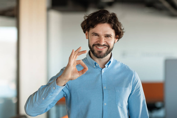 Mosolygós üzletember portréja, aki jó gesztust mutat - Fotó, kép