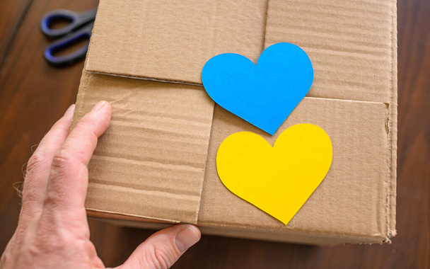 Volunteer holding a box with help for ucrainian people - Φωτογραφία, εικόνα