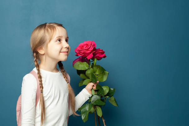 Criança bonito com flores vermelhas. Conceito de férias - Foto, Imagem