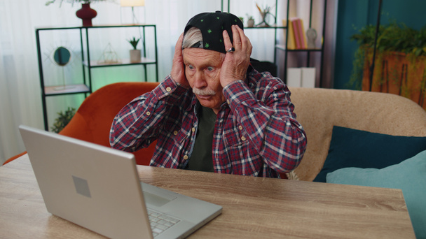 Amazed vanhempi isoisä käyttää kannettavaa tietokonetta, saavat hyviä uutisia viesti, järkyttynyt äkillinen voittaa, wow - Valokuva, kuva
