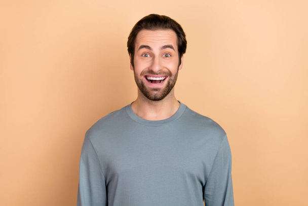 Портрет враженої задоволеної людини зубної посмішки відкритий рот ізольований на бежевому кольоровому фоні
 - Фото, зображення