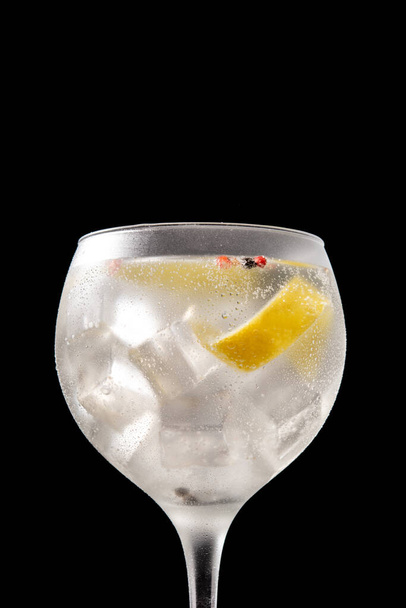 Gin tonic cocktail drink in un bicchiere su sfondo nero - Foto, immagini