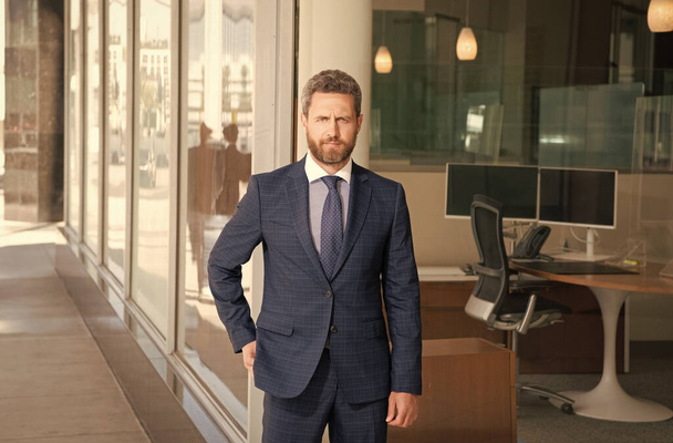 успех бизнеса. успешный человек в деловом костюме. менеджер. мужская мода - Фото, изображение