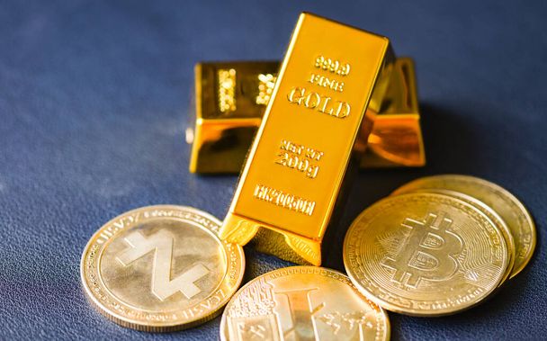 Bitcoin kryptowaluta i złoto handlu, sztabki złota na tle tabeli, stos sztabki złota koncepcji gospodarki finansowej biznesu, sukces bogactwo w biznesie i finansach - Zdjęcie, obraz
