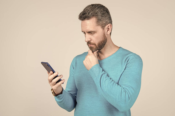 homem sério com leitura de barba sms no smartphone, sms - Foto, Imagem