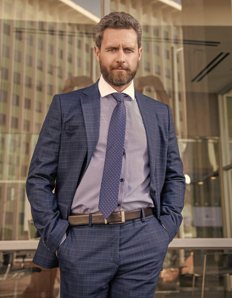 επιτυχημένος γενειοφόρος επιχειρηματίας με επίσημο κοστούμι, επιχειρηματίας - Φωτογραφία, εικόνα