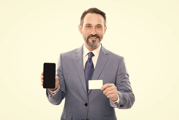 zákazník použít online peníze na mobilní telefon. ukázat vizitku obchodního jména. kreditní nebo debetní karta. - Fotografie, Obrázek