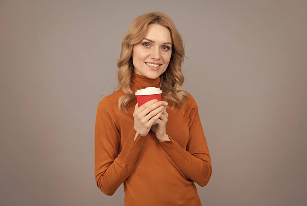 Κι άλλο καφέ, παρακαλώ. Αισθησιακή γυναίκα κρατά φλιτζάνι καφέ. Πρωινό ποτό. Σκούρα και εκλεπτυσμένη φρεσκάδα - Φωτογραφία, εικόνα