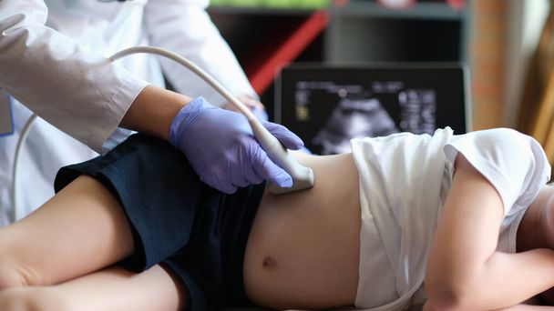 Ultrason cihazı kullanan küçük bir kızın tıbbi muayenesi. - Fotoğraf, Görsel
