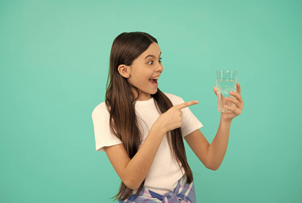 hydratation vitalité. être hydraté. Un gamin tient un verre d'eau minérale. enfant a soif. - Photo, image