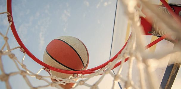 close-up van basketbalspeler gooit de bal in de hoepel, basketbal - Foto, afbeelding