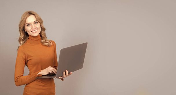 Mutlu kadın modern laptop gri arkaplan kopyalama alanı, bilgisayar iletişimi kullanıyor - Fotoğraf, Görsel