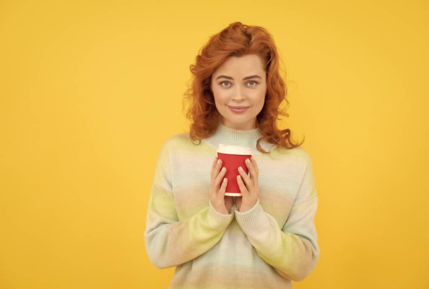 Ještě kávu. odnést nápoj. Veselá holka pije čaj. žena držet plastový šálek s cappuccino. - Fotografie, Obrázek