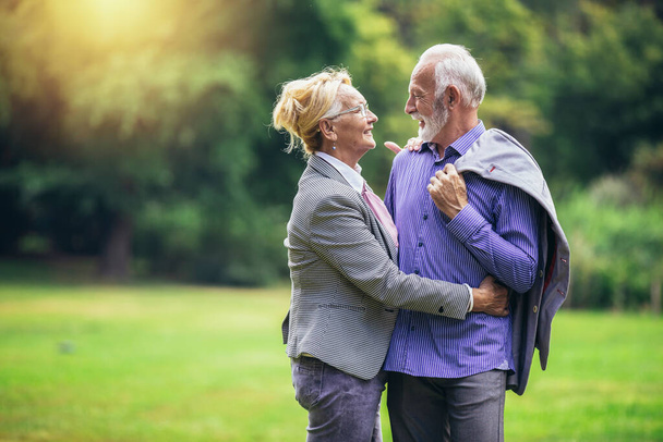 retrato de una hermosa pareja de ancianos posando en el parque
 - Foto, Imagen