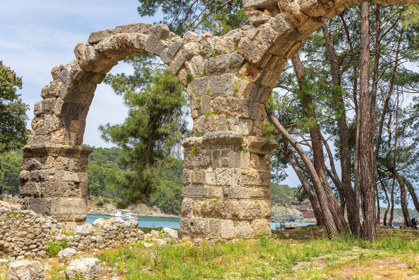 Арки акведука Фаселис в древнем городе на побережье Анталии в Турции. - Фото, изображение