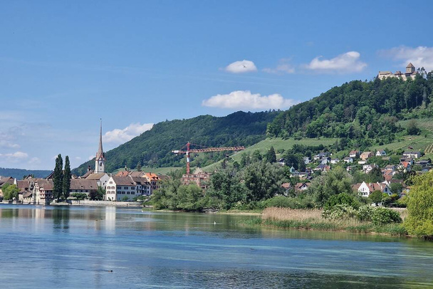 Landschappelijk uitzicht op de Rijn in Stein Am Rhein, Schaffhausen, Zwitserlan - Foto, afbeelding