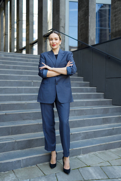 Schöne Geschäftsfrau vor dem Hintergrund eines modernen Gebäudes - Foto, Bild