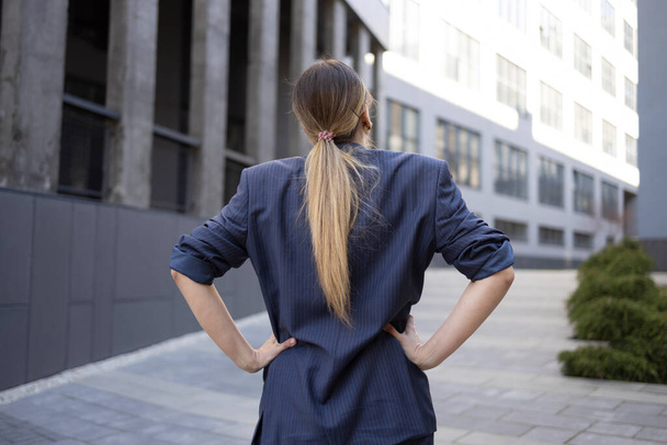Zpět pohled na obchodní žena při pohledu na budovu města - Fotografie, Obrázek