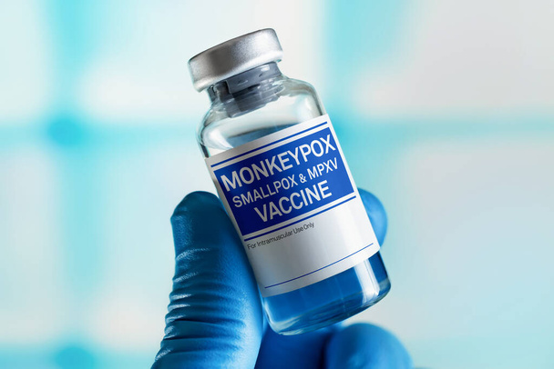 Çiçek ve Maymun Çiçeği aşısı (MPXV) aşısı. Maymun Çiçeği Aşısı (MPXV) aşısı şişesiyle doktor - Fotoğraf, Görsel