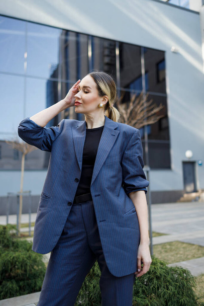 Portrait of a pretty business woman in a formal suit - Foto, afbeelding