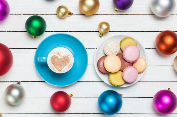 Csésze kávé és macaron karácsonyi játékokkal, whte háttér - Fotó, kép
