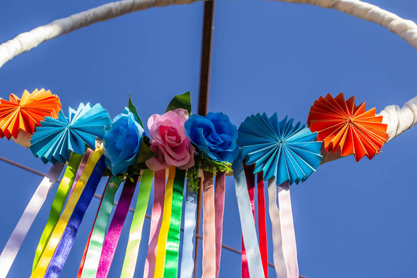 Uma decoração de festa criativa, feita com papel cortado e fitas coloridas. - Foto, Imagem
