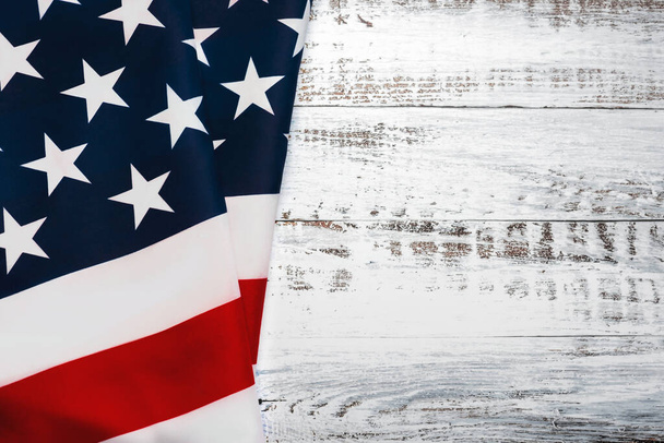 Šťastný Den nezávislosti 4. července. Americká vlajka s prostorem pro text na bílém dřevěném venkovním pozadí. Oslava konceptu Dne nezávislosti - Fotografie, Obrázek