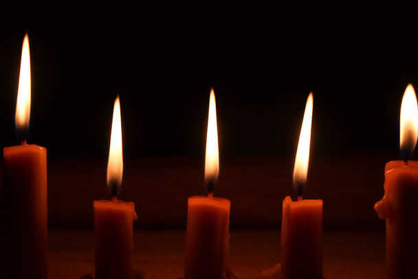 Luz de la vela en la oscuridad, Fondo de luz de la vela, religión y creencia - Foto, Imagen