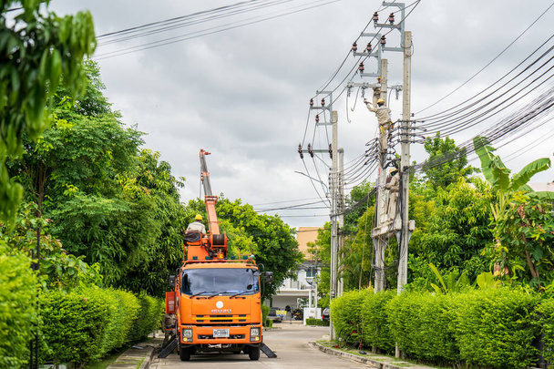 BANGKOK THAILAND -20. května 2022: Bezpečná a systematická instalace elektrikářů na vysokonapěťových pólech.Práce na elektrických pólech s maximální bezpečností - Fotografie, Obrázek
