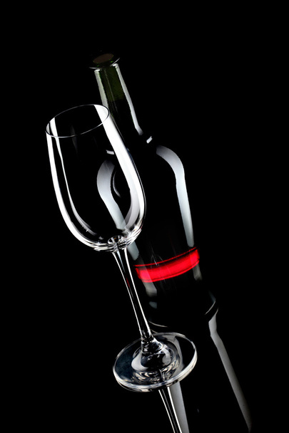 Бокал вина и бутылка вина
 - Фото, изображение