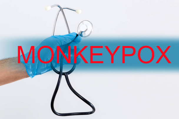 Steteskopla yazılmış MonkeyPOX deyimi. Tıbbi ve sağlık konsepti. - Fotoğraf, Görsel