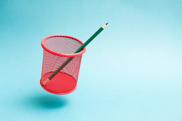 Latająca czerwona siatka ołówek filiżanka z jednym ołówkiem. - Zdjęcie, obraz