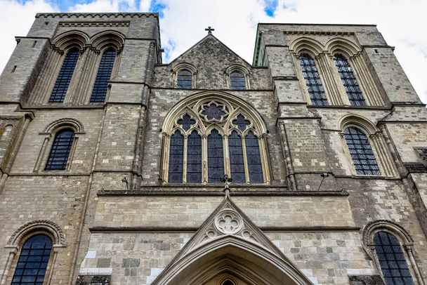 Католическая церковь Святой Троицы в Чичестере, Уэст-Сассекс, Великобритания - 14 июля 2019 года - Фото, изображение