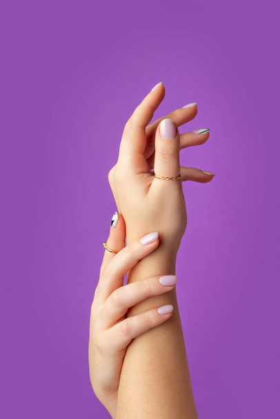 Piękna ręka kobiet z wiosennym letnim wzorem na fioletowym tle. - Zdjęcie, obraz